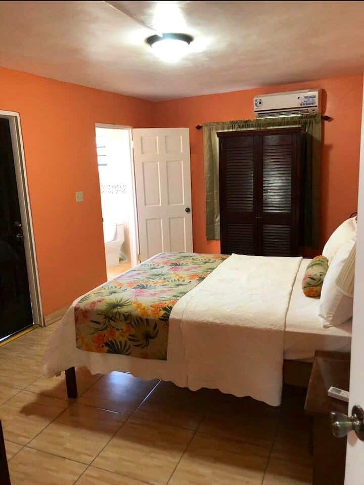 Chambre principale avec salle de bain attenante et balcon privé
