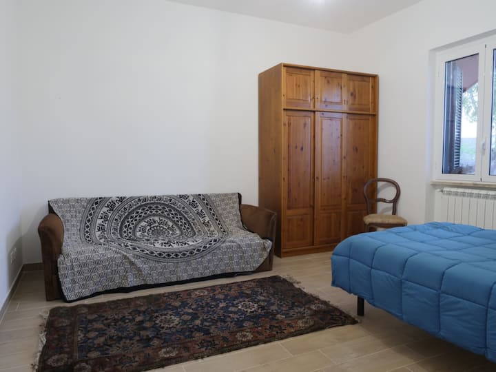 La Camera Nord, si compone di un letto matrimoniale o due singoli all'esigenza, di un divano letto matrimoniale, due comodini e un armadio doppio. Piccola scrivania e tavolino basso fronte divano. Tutte le camere hanno accesso al W.FII free.