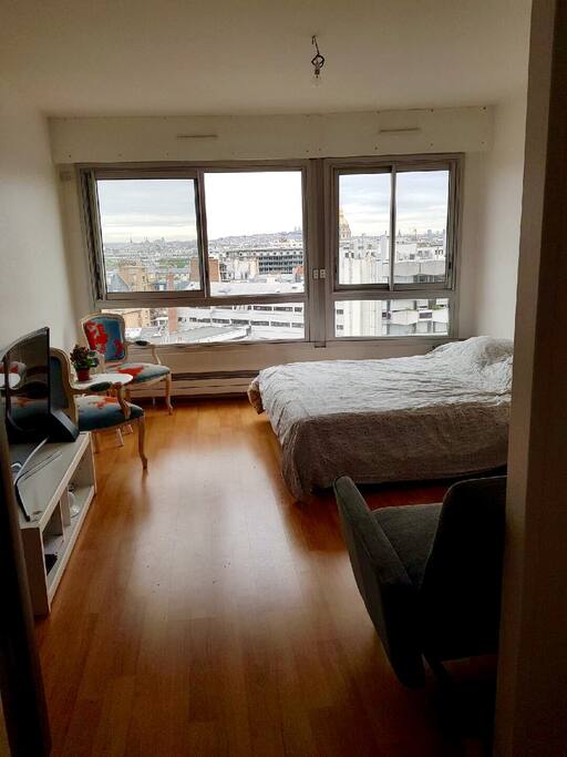 Main room : 1 kings bed + one sofa and a 2p corner