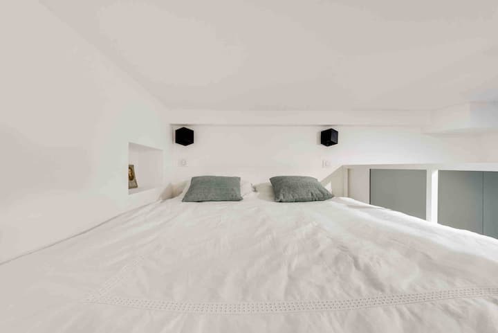 طابق نصفي مريح مع سرير 160 سم (ارتفاع الوقوف محدود)