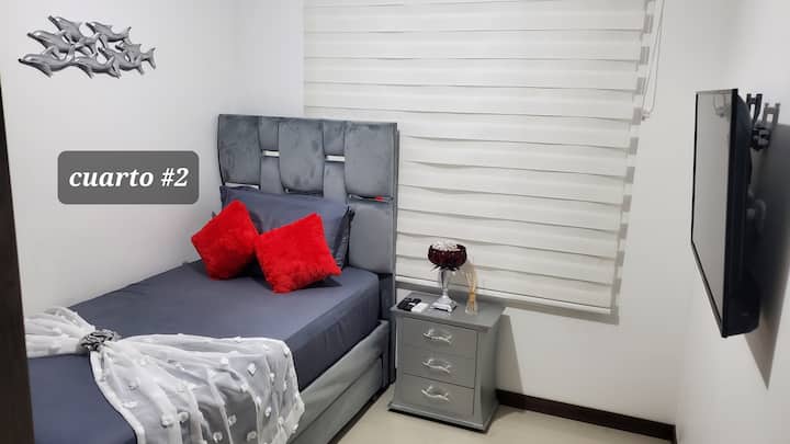 АЛКОБА С ДВОЙНО ЛЕГЛО, ВЕНТИЛАТОР , 42 - ИНЧОВ ТЕЛЕВИЗОР С FIRESTICK 