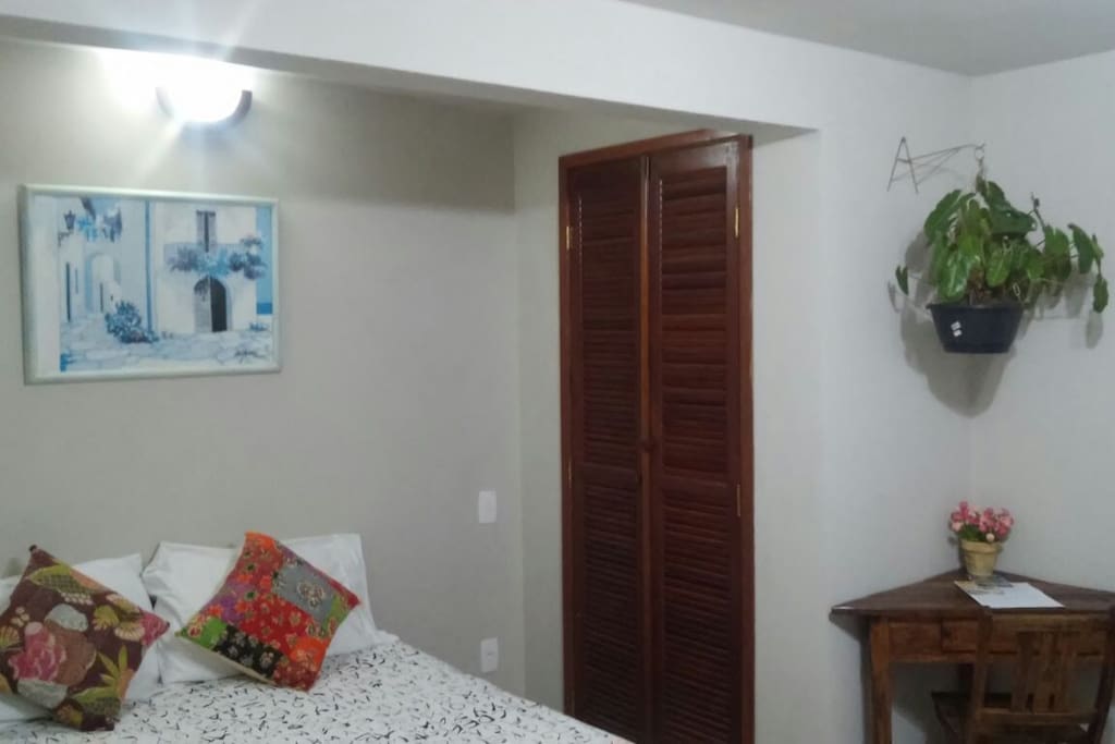 Cantinho da suite espaçosa
