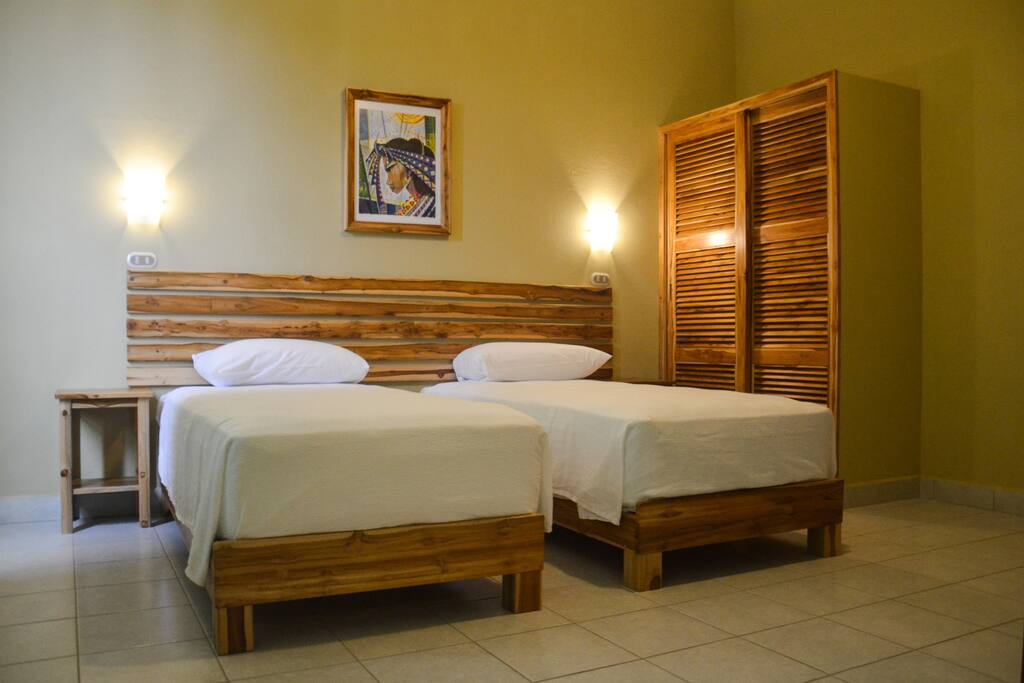 Cuarto grande, dos camas Twin extra largas, $ 55
