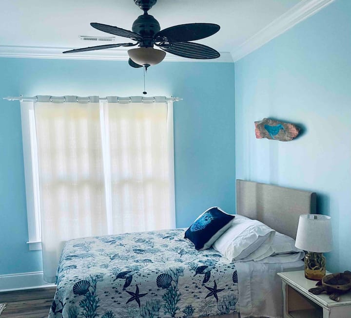 ห้องควีนไซส์นี้ตั้งอยู่ที่ชั้น 1 พร้อมกับห้องเตียงแฝดและห้องเด็กเล่น 