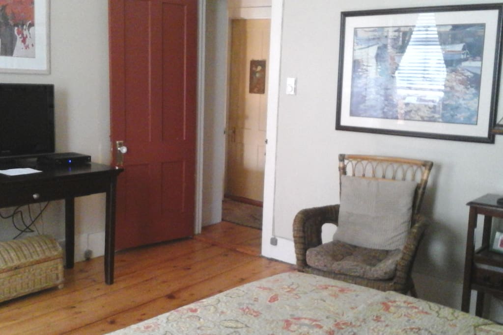 Bedroom, queen bed