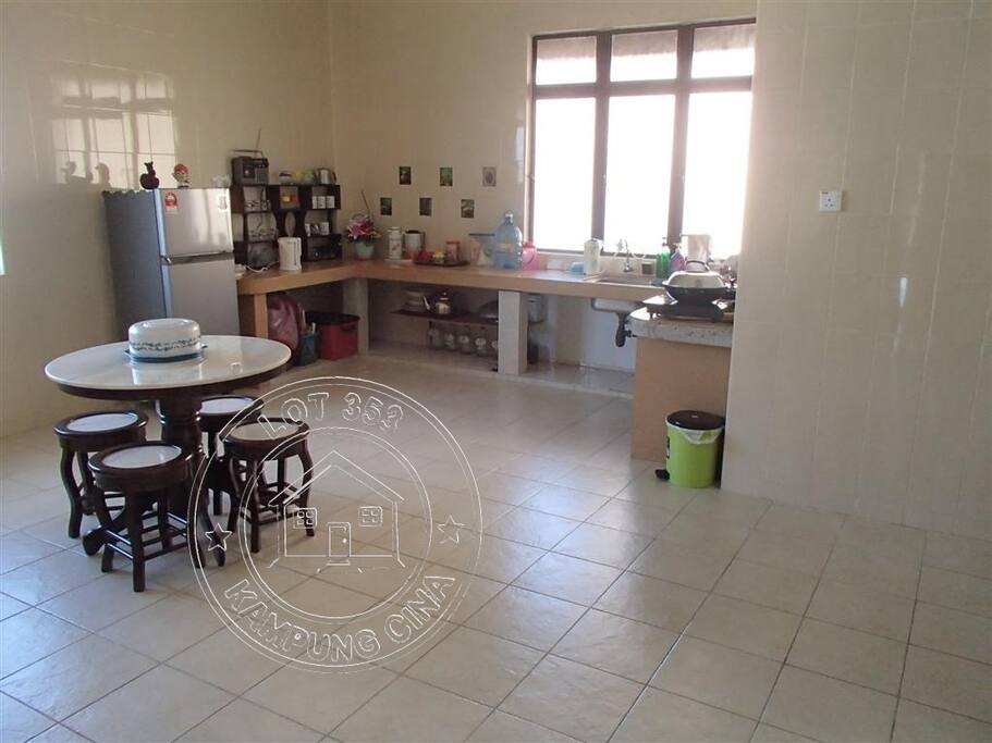 Kitchen-area:
A generous-sized kitchen area to meet your food-prep needs.