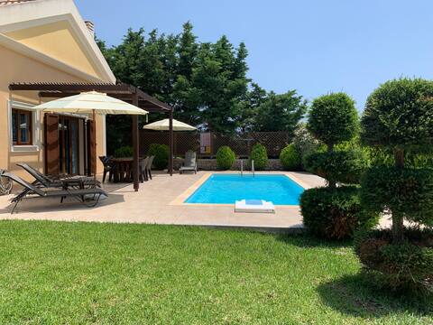 Beach 2 Mins. Pool/Private Garden.10 Mins Airport