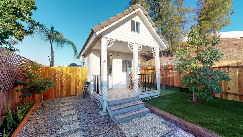 Temecula Tiny Home Cottage near Wine Country
