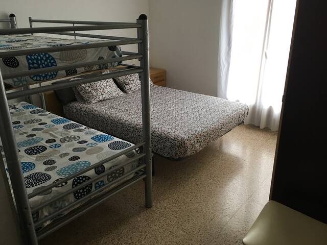 Amplio piso muy luminoso y soleado a 200m playa gallery image 3