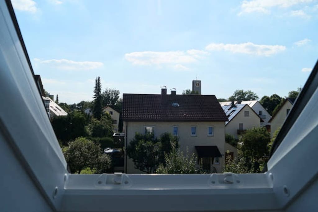 Aussicht von deinem DG - Fenster aus in Richtung Gemeindezentrum mit Marktplatz.