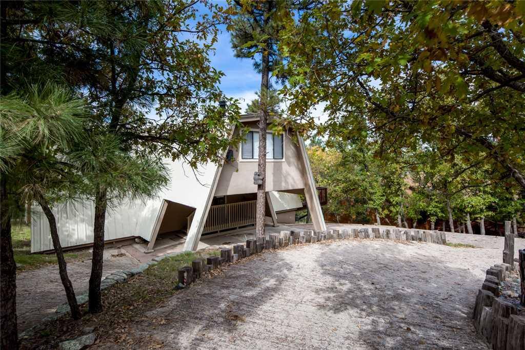 Alto Cozy Mountain Hideaway is nestled in among the tall pine trees, making it the perfect mountain getaway.