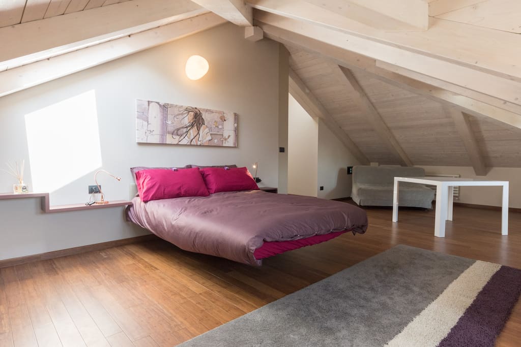 L'ampia camera da letto