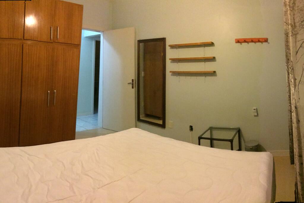 7º cômodo: quarto de casal (ar condicionado, guarda roupas, sacada)