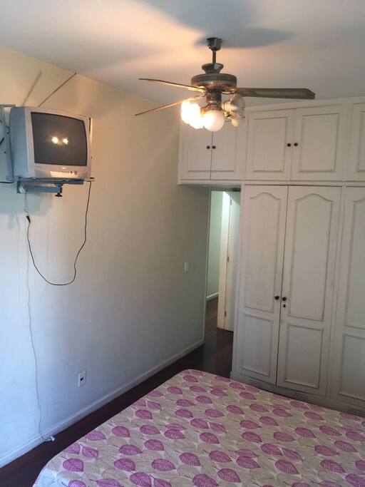 Quarto 1 - Suíte com 01 cama de casal + ar condicionado
