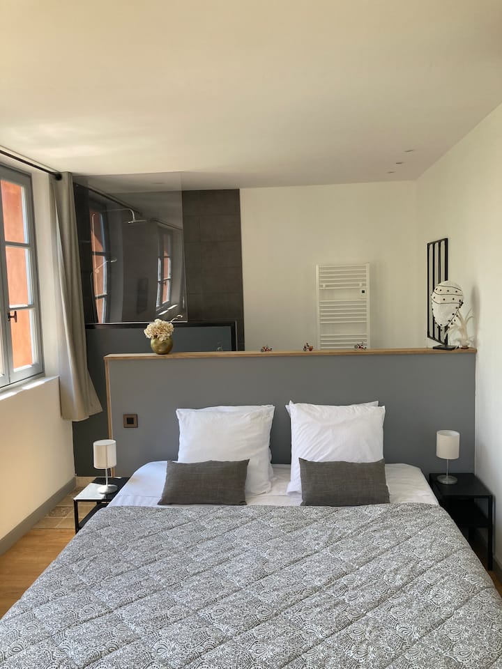 Bedroom with built-in bathroom 