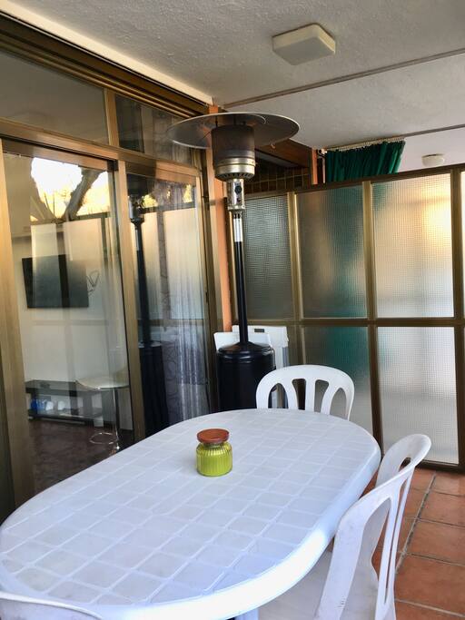 Terraza.
Estufa exterior.