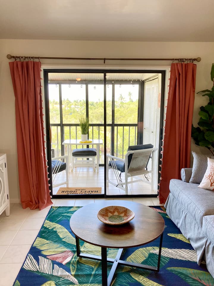 Seas The Day ~ Walking Distance To Beach! - Fort Myers Beach, FL