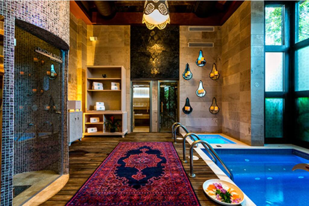 hay una paz inherente en el paraíso. Pero en nuestros spas, además de esa paz, usted puede obtener una inmensa alegría y relajación absoluta. En Vidanta Riviera Maya llevamos el placer al siguiente nivel con nuestros dos espléndidos spas: en estos dichosos refugios lo transportaremos lejos de las preocupaciones del mundo y erradicaremos todo el estrés de su mente y cuerpo para que pueda disfrutar de sus vacaciones