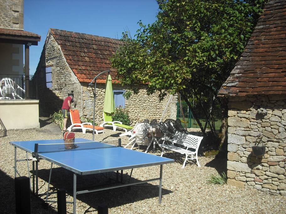 COUR FERMEE AVEC SALON DE JARDIN ET TABLE DE PING PONG