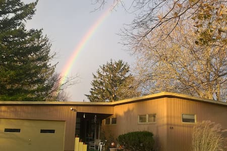 Midway Syracuse & Skaneateles 15 mi Private Suite!