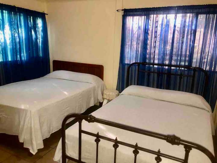 Camera da letto n °2: due letti matrimoniali