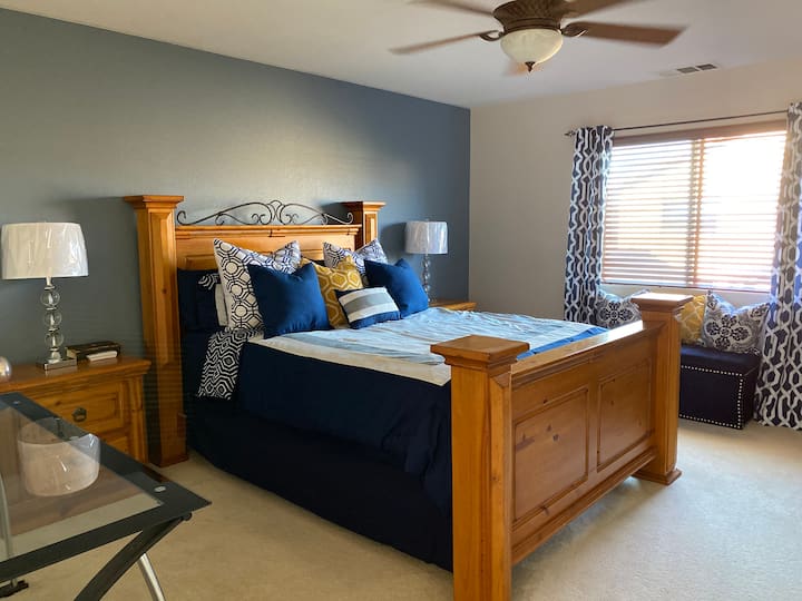 Chumba cha kulala cha Master kilicho na kitanda cha ukubwa wa malkia kwa 2