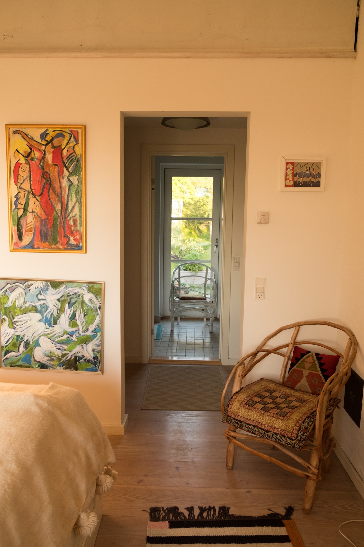 "El dormitorio del maestro" con un vistazo al baño