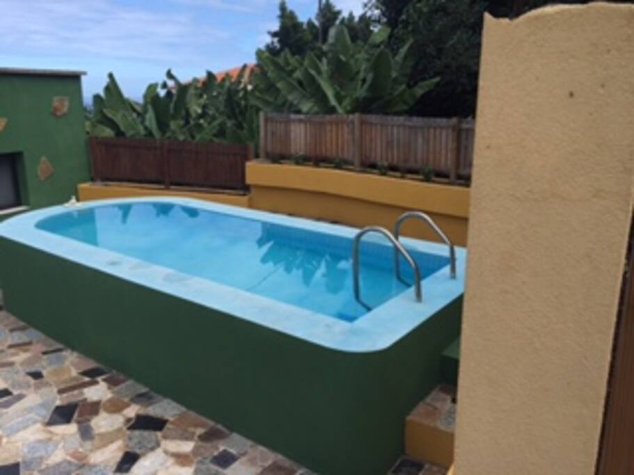 Piscina no para unos largos claro!!!! La playa esta cerca a 600 metros