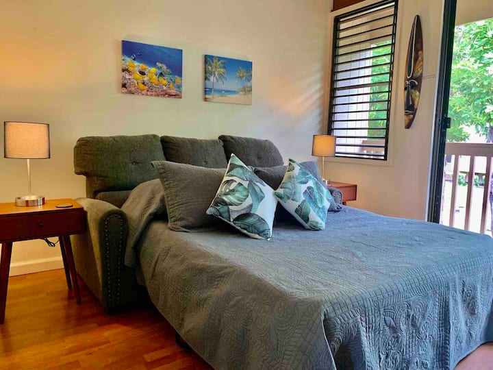 Dormitorio abierto con sofá cama 