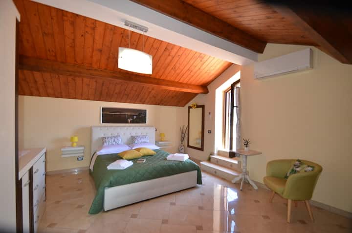 Étage supérieur, chambre avec lit double donnant sur la deuxième terrasse donnant sur la mer !


À l'étage il y a un lit double donnant sur la deuxième terrasse !