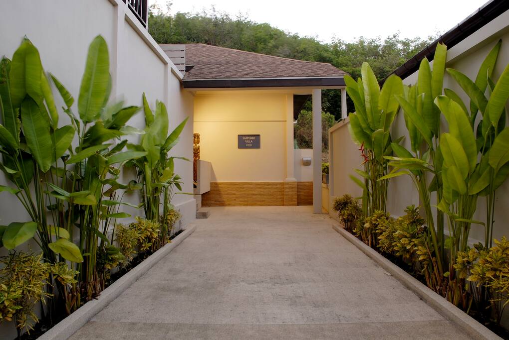 Driveway - 2-3 cars parking