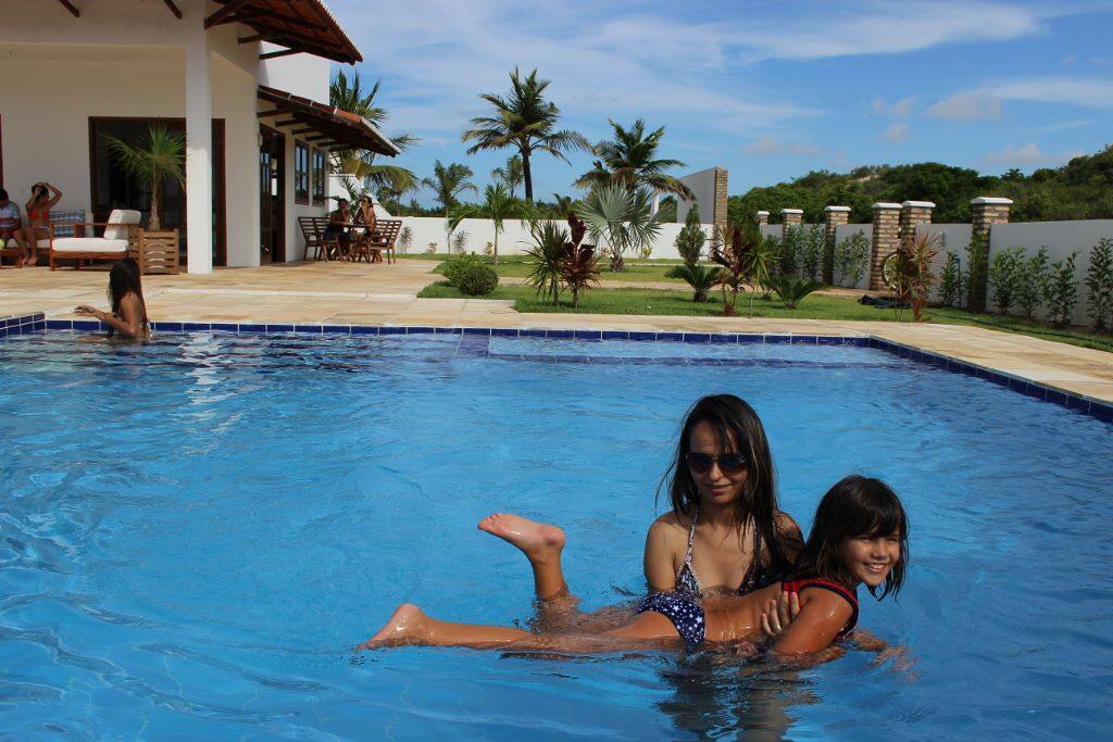 Vista para piscina e jardim
