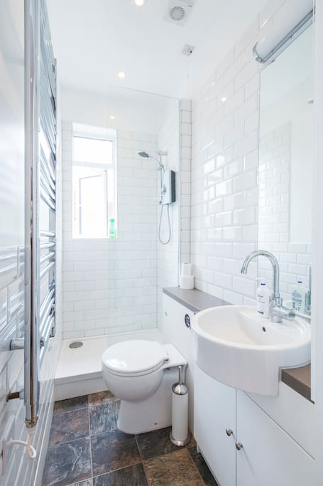 New private shower rooms & toilets. Shampoo, soap and fresh linen are provided free or charge.