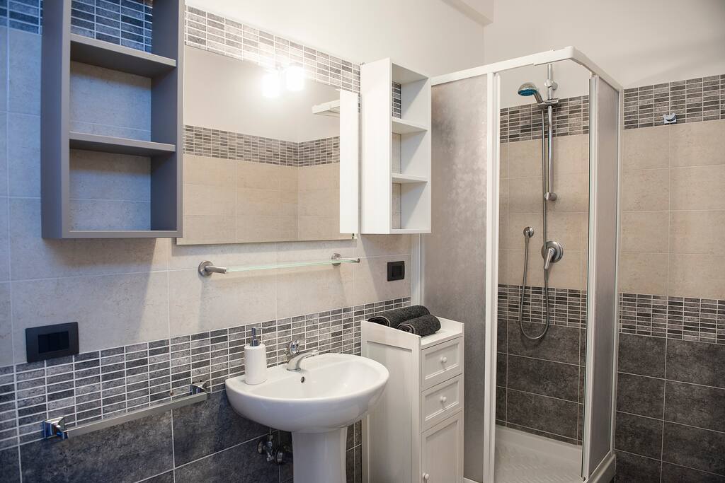 bagno con doccia e lavatrice
