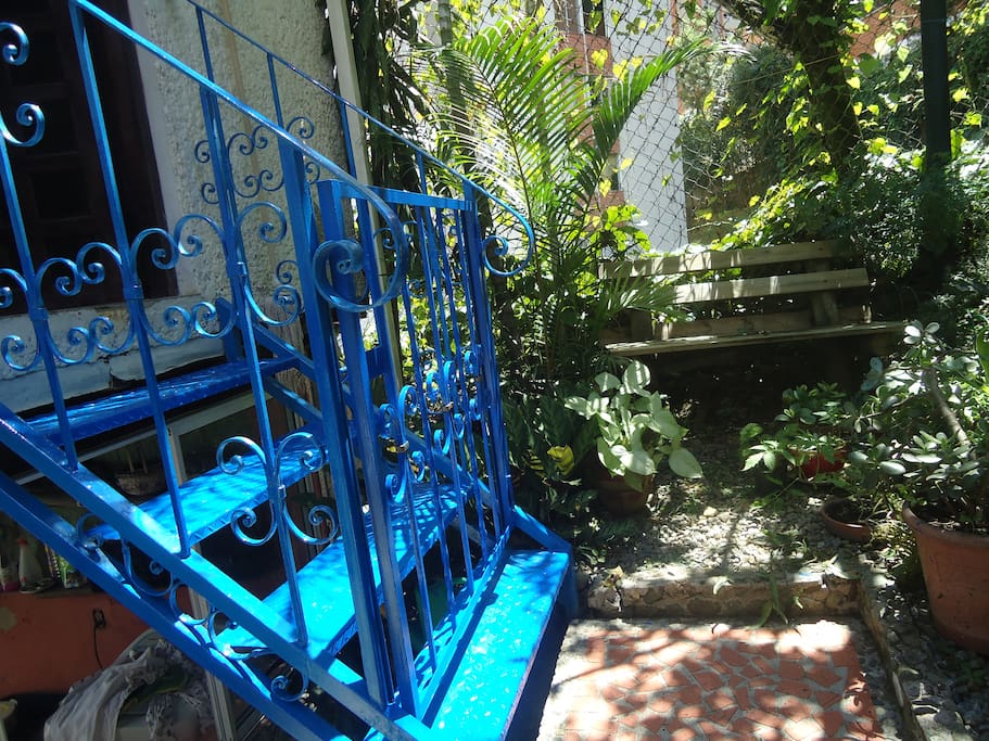 Acceso y banco de descanso