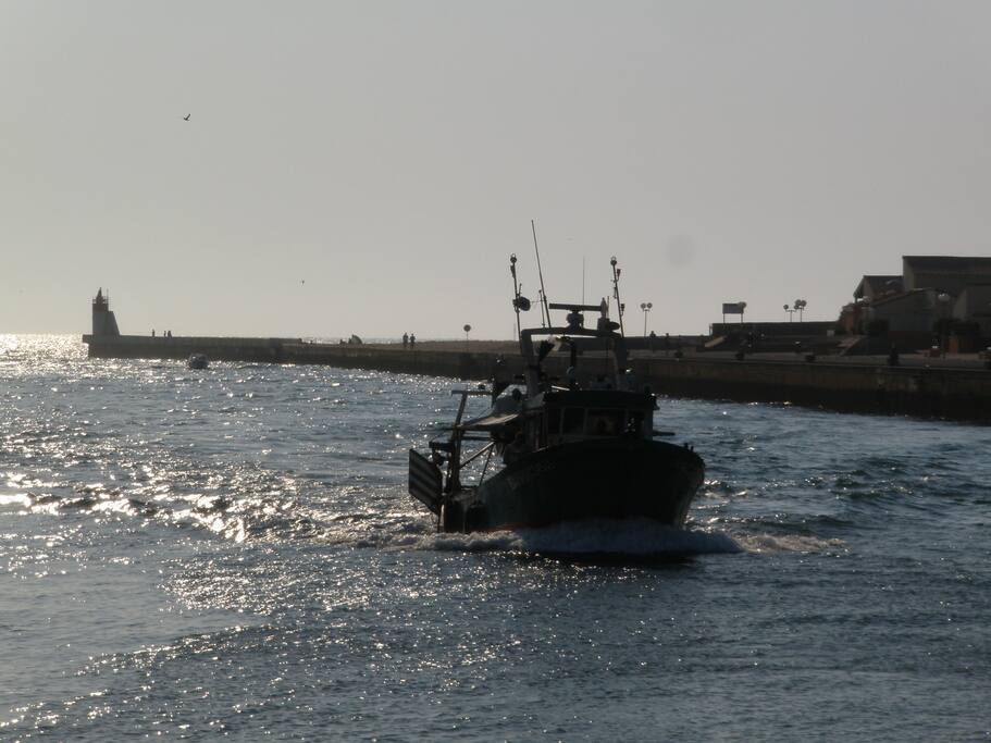La résidence donne sur le chenal, isolée de la route/ the residence faces the channel and is distant from traffic