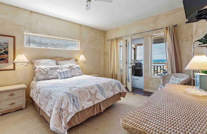 ห้องนอนหลักบนชั้น 2 มีดาดฟ้าเดินเล่นวิวทะเลและสายลมฟังเสียงคลื่นกระทบกันในขณะที่คุณผ่อนคลาย 