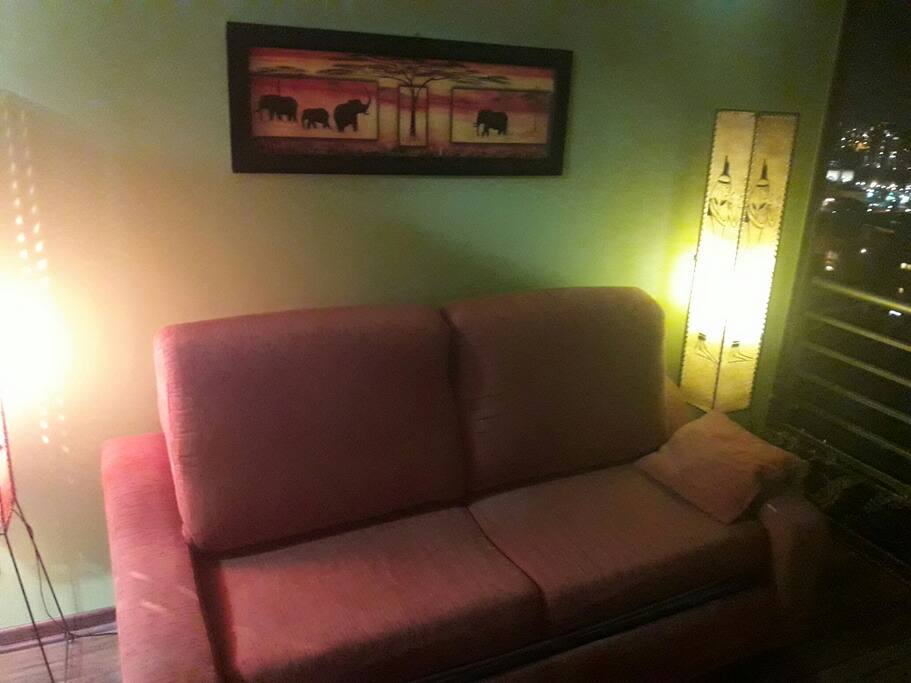 excelente sofá cama para dos personas.