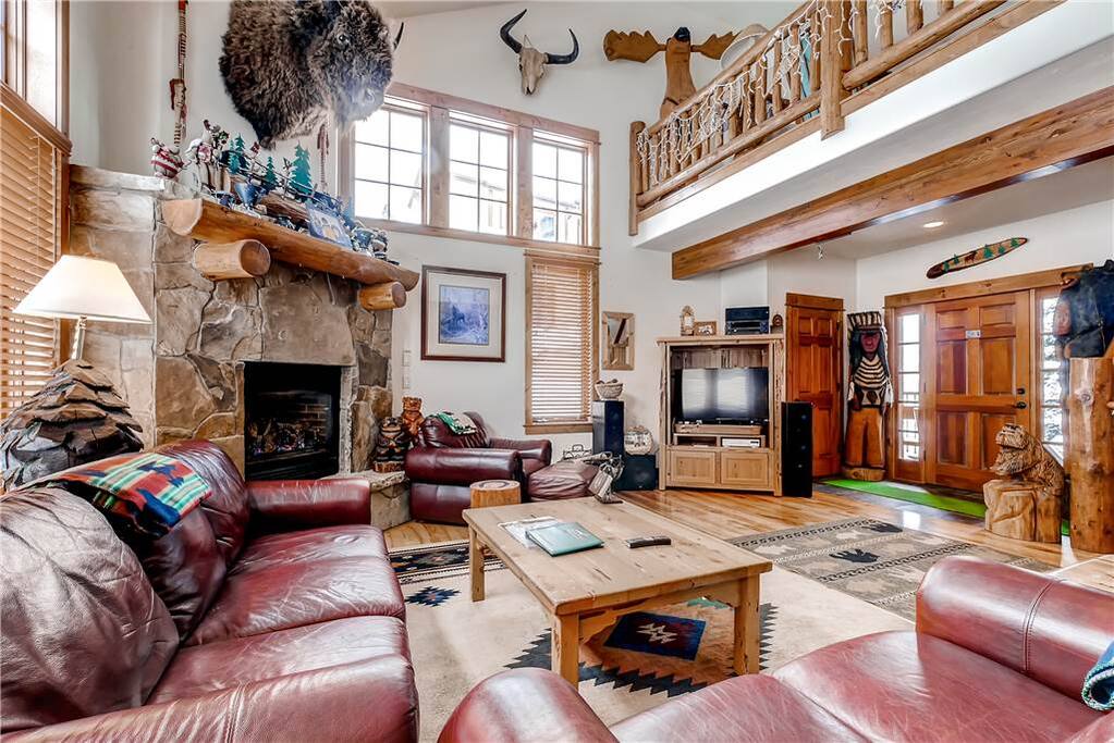 Couch,Furniture,Fireplace,Hearth,Indoors