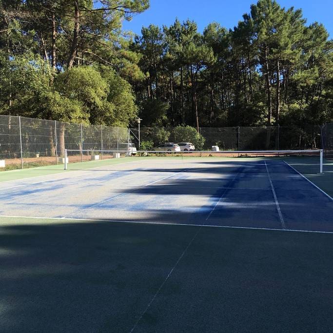 3 cours de tennis et un terrain de volley