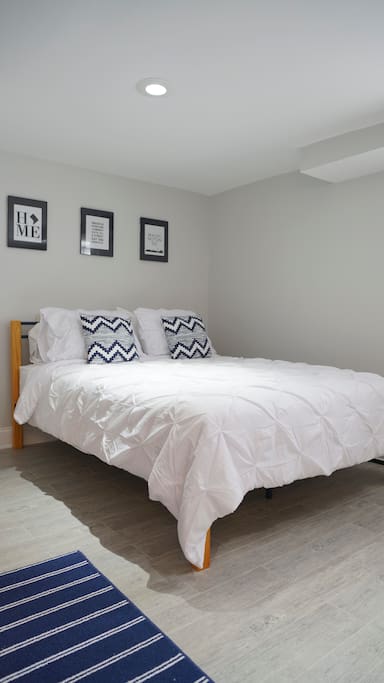 Sleep peacefully in this super comfortable queen size bed.