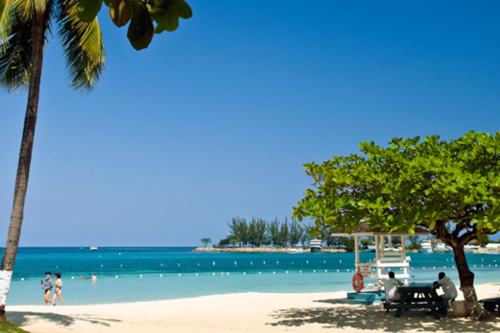 3-5 min walk to 2 great beaches.
Free passes