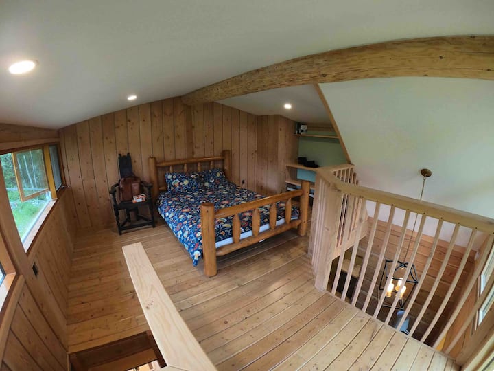 阁楼式卧室，配备一张标准双人床，还有额外的单人床垫空间 