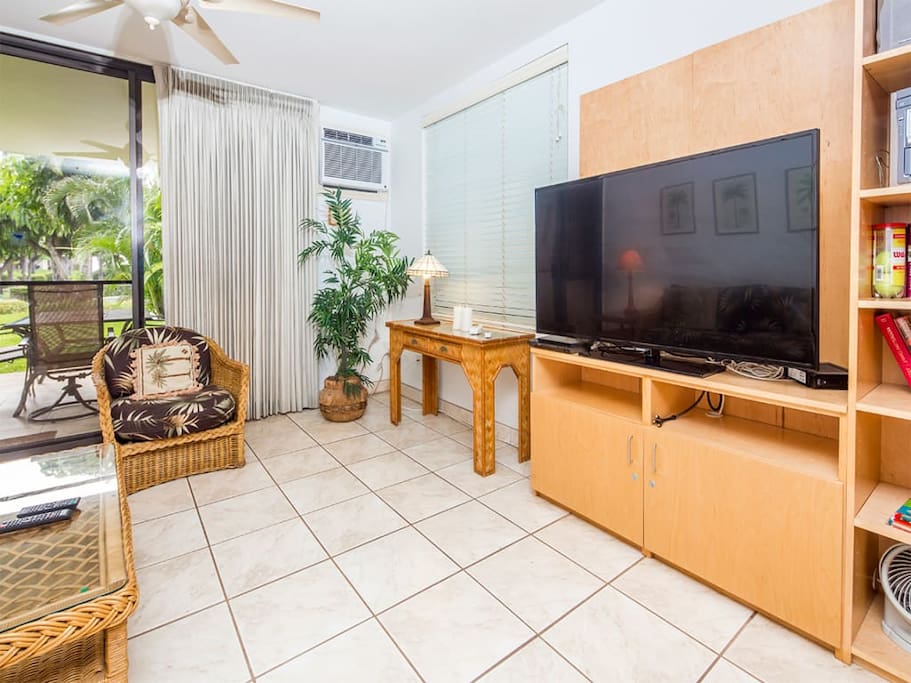 kamaole-1gv-1107-living-room-02.jpg