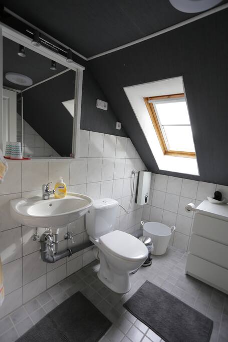 Das eigene Bad hat Toilette und Dusche, Handtuchheizung und Fön.