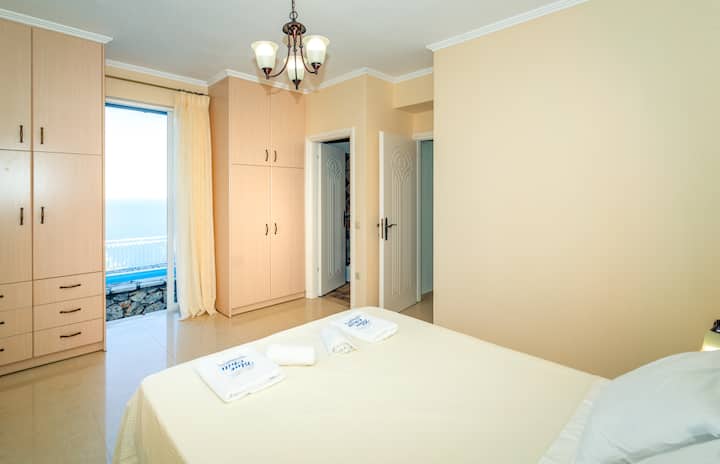 Двойна спалня на приземния етаж със самостоятелен апартамент и директен достъп до басейна.