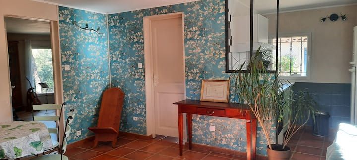 Cocina en la sala de estar y en la puerta del baño al fondo