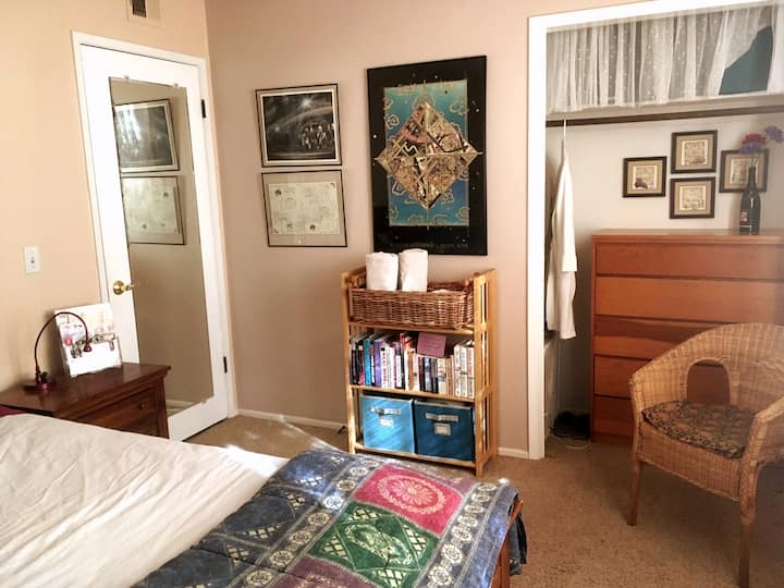 Ovo je vaša spavaća soba, iznesena iznutra, gledajući prema vratima.