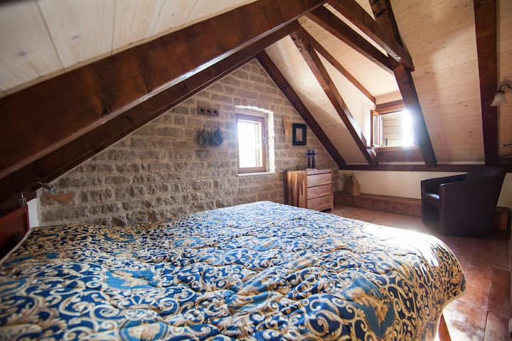 Zweites Schlafzimmer mit einem Doppelbett im Obergeschoss.