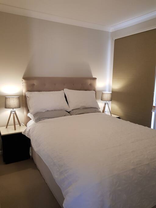 Bedroom 1 - Queen Bed